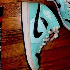 JORDAN 1s mids.